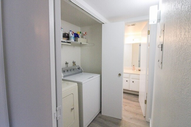 Building Photo - 2 Bedroom Townhouse with 2-Car Garage in The Villages near Downtown SLO