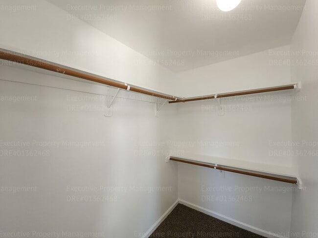 Building Photo - 5 bedrooms/ 2 baths Location Olive Dr/ Old...