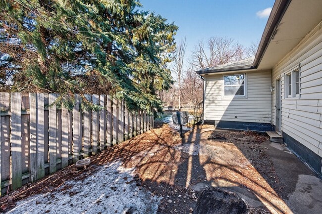 Building Photo - Great Location