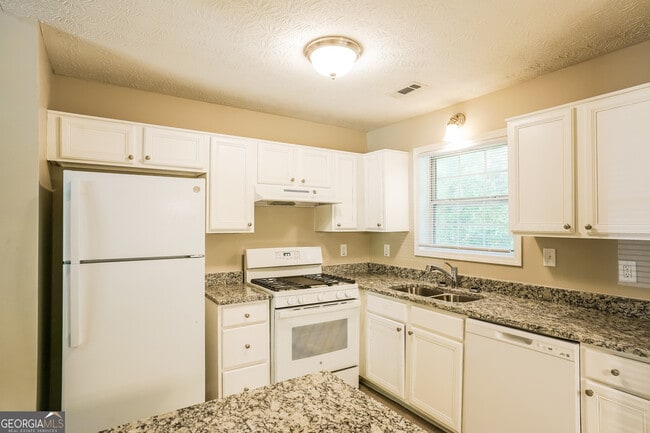 Building Photo - 6670 South Ave