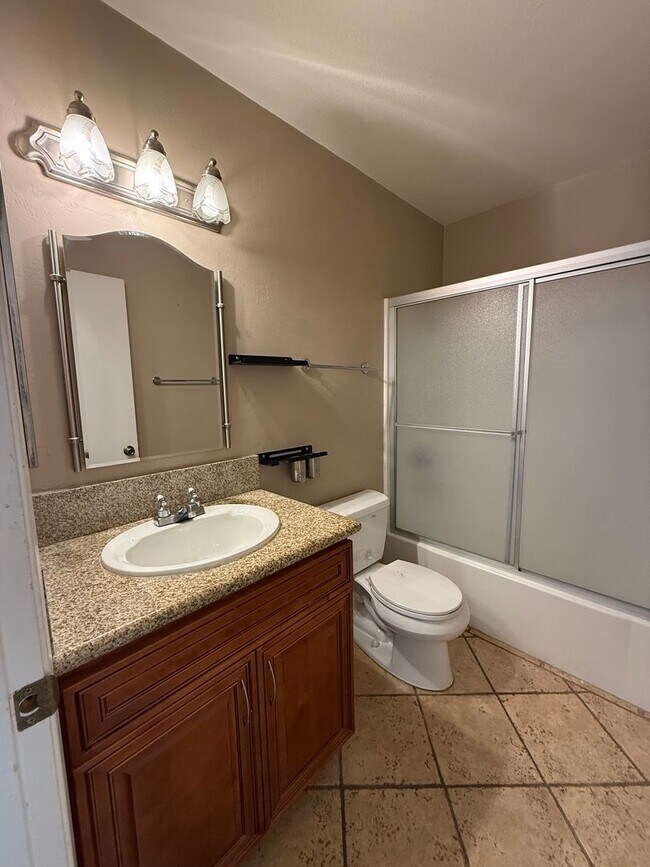 Building Photo - Charming Single-Level Townhome in Cape Concord