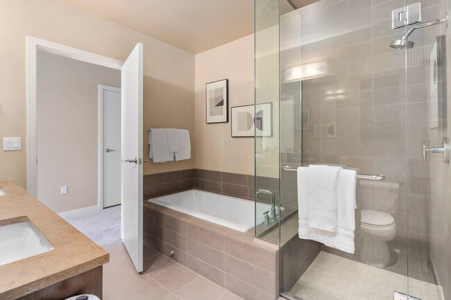 Building Photo - 10610 NE 9th Pl