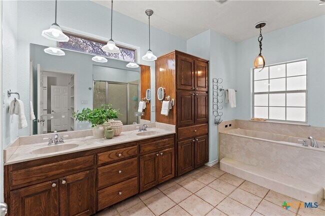 Building Photo - 1060 Great Oaks Dr
