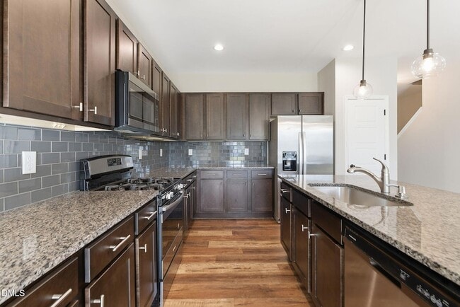 Building Photo - 759 Putney Hl Rd