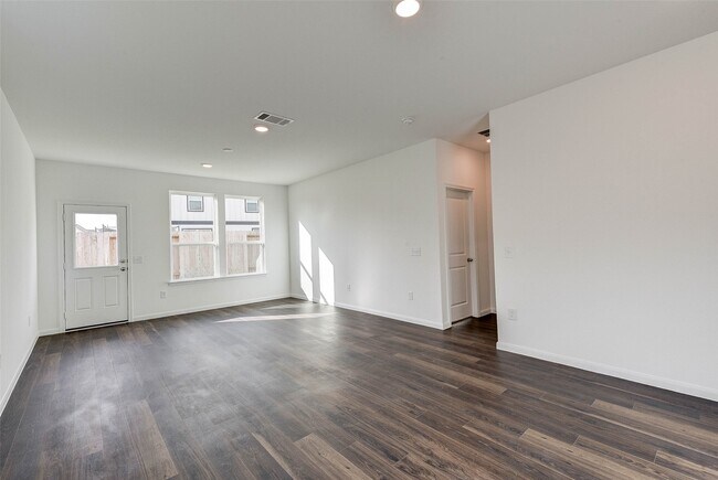 Building Photo - 25821 Hedgerow Dr