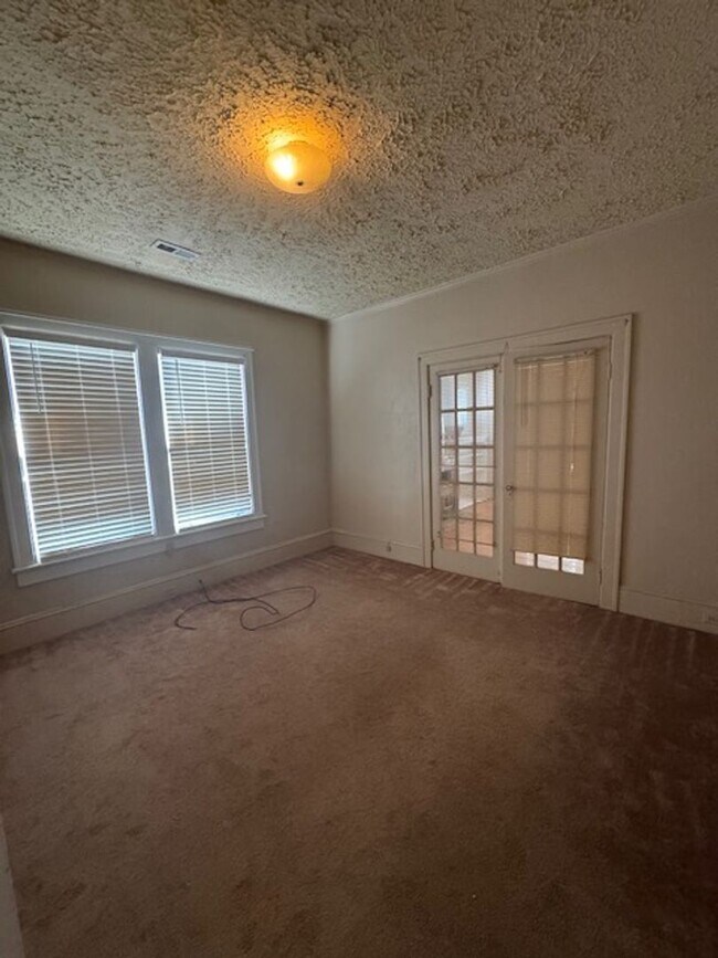 Building Photo - 911 E 4th St