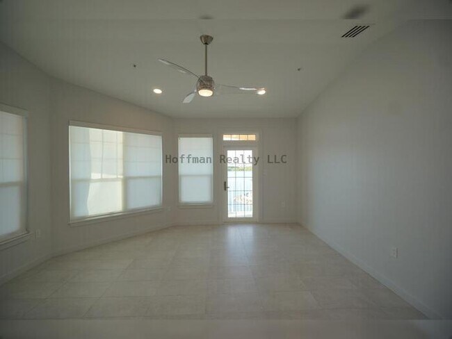 Building Photo - 2-Bed, 2.5-Bath Water-Front Condo in South Tampa