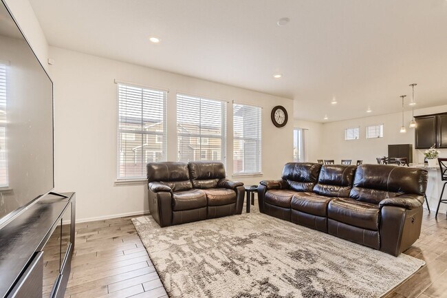 Building Photo - **** SPECIAL OFFER: 1 Month Rent FREE, if lease by July 1st week ****** Beautiful 4 bed, 4 bath h...