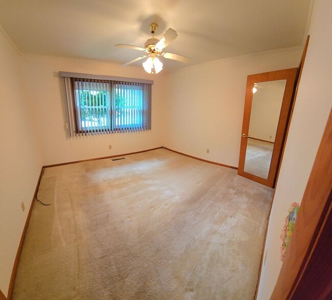 Building Photo - Welcome to this charming 2 bedroom, 1 bath...