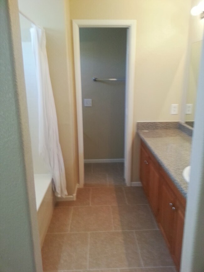 Building Photo - Charming 3 Bedroom 2 Bathroom Home!!