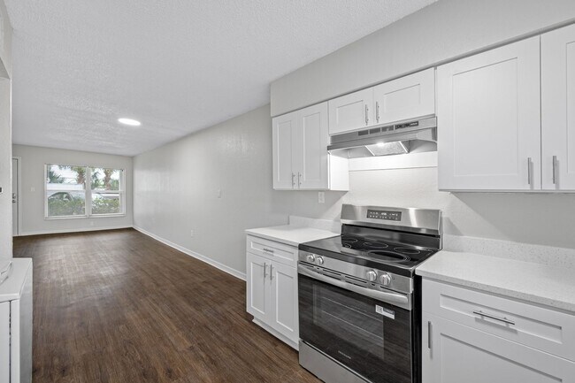 Building Photo - Newly Renovated 2 Bed-1 Bath Apartment wit...