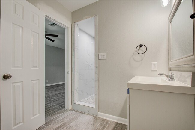 Building Photo - 10226 Envoy St