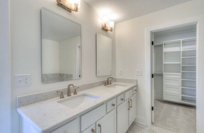Building Photo - 9131 Headwaters Dr