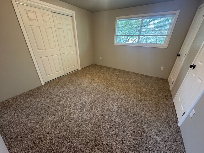 Building Photo - (248) 2 Bedroom Town Home w/ Private Yard ...