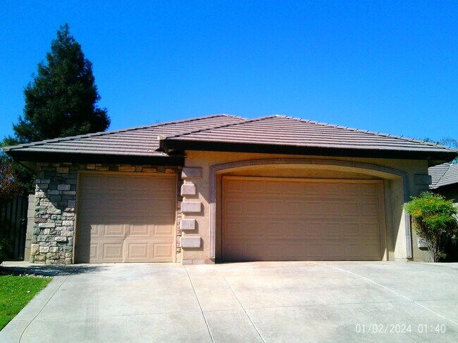 Building Photo - CUSTOM BUILT IN GATED SOUTHERN OAKS !!!  APPLICATION PENDING