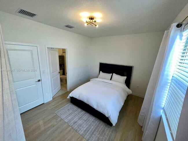 Building Photo - 456 NE 4th St