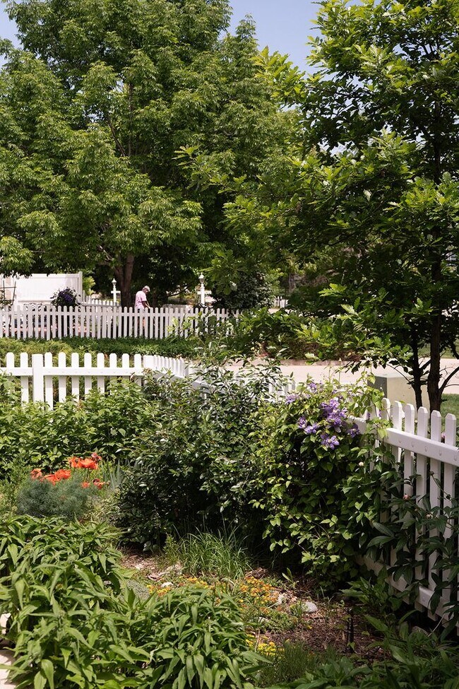 Building Photo - 2 BDR Gorgeous Updated Townhome with Huge Garden