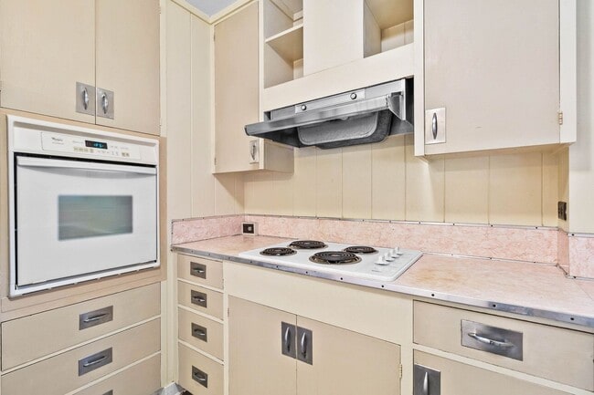 Building Photo - Charming 3 bedroom, 1 bath home with large...