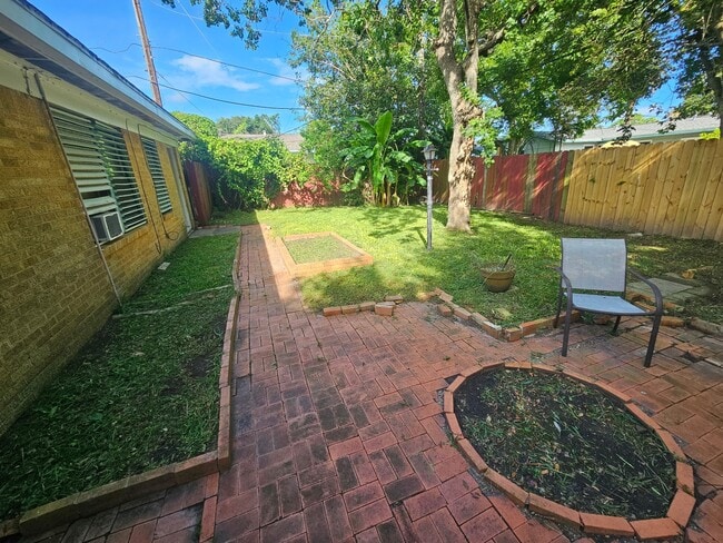Building Photo - 11 Manor Way
