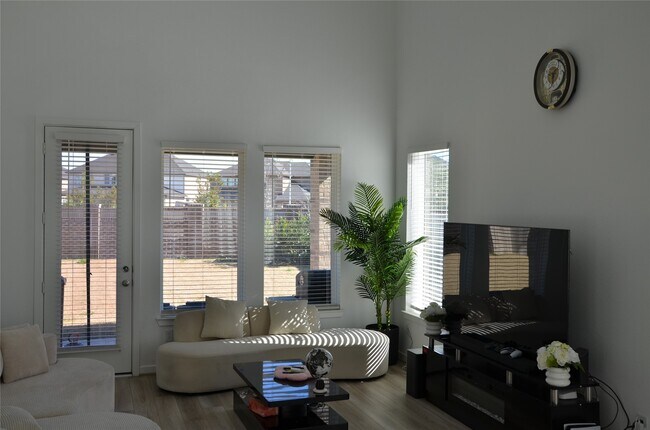 Building Photo - 9639 Lily Vis Ln