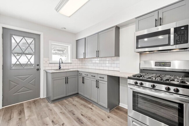 Building Photo - Beautiful 3 bedroom home in Pittsburgh available July 1!