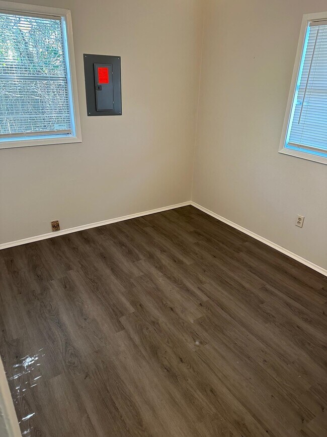 Building Photo - 3622 S Lakewood Dr
