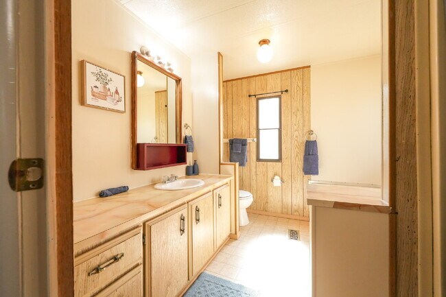 Building Photo - Stylish & Spacious 2-Bedroom Mobile Home