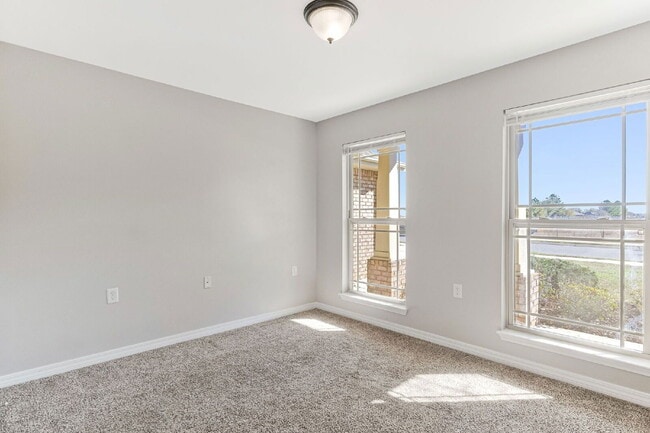 Building Photo - 5441 Pescara Dr