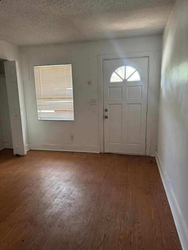 Building Photo - 5/2. Available Now Tampa ! Ask about specials