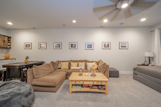 Building Photo - 930 Elm St