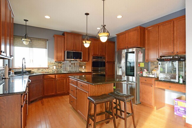Building Photo - Spacious 5-Bed 4-Bath Home Available in Chaska - Great Location!