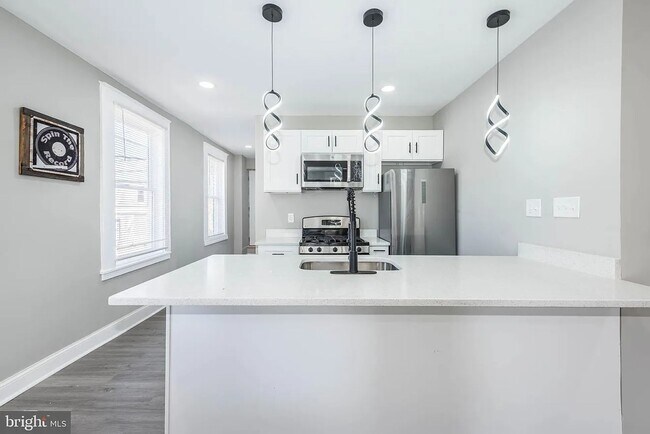 Building Photo - 3300 Ravenwood Ave