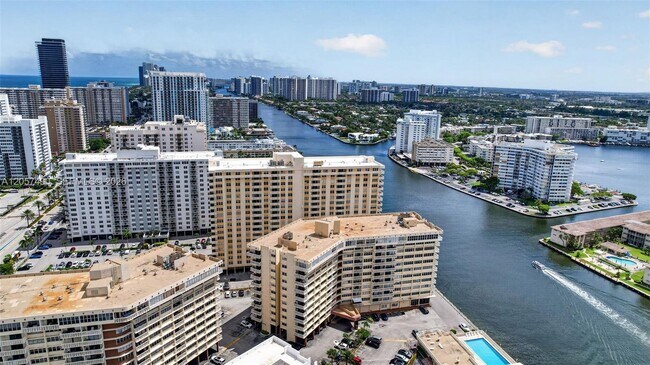 Building Photo - 1817 S Ocean Dr