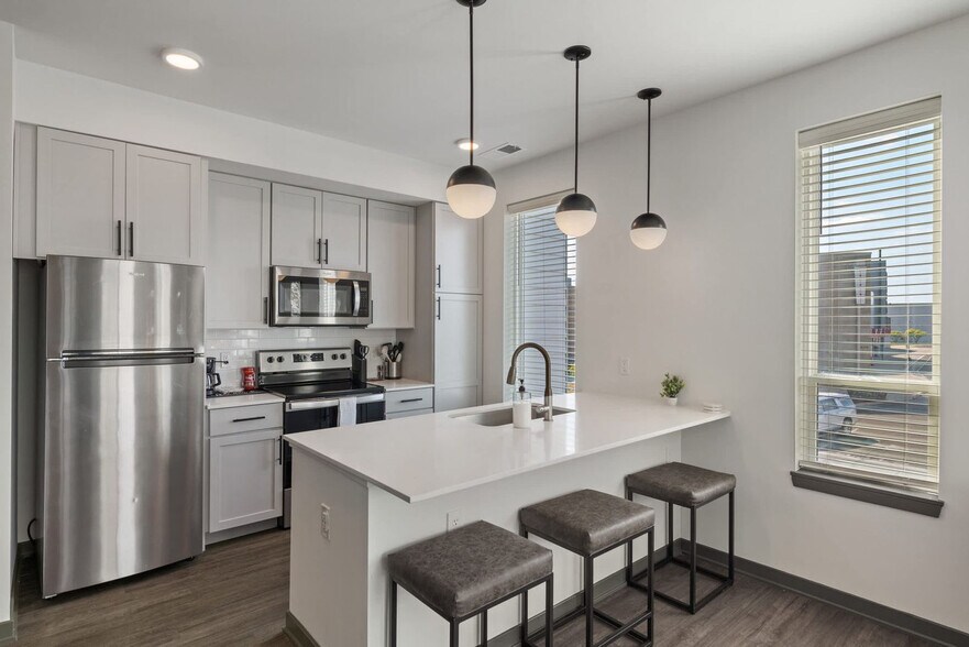 Building Photo - 6160 N Rural St