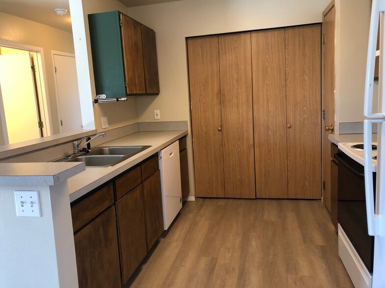 Building Photo - 270 NW Clay Ct