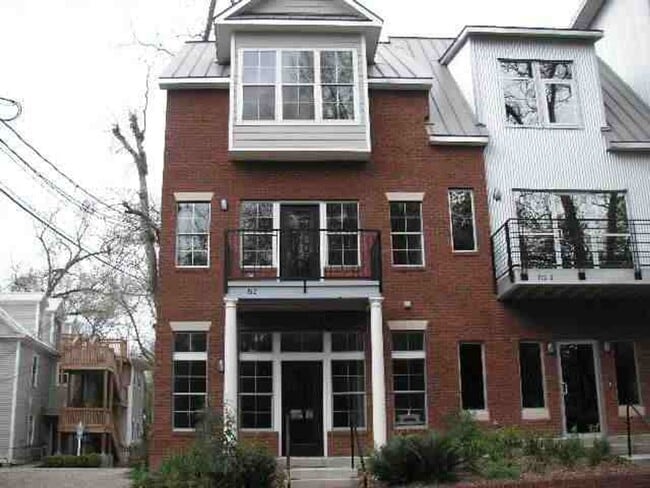 Building Photo - 2 bedroom/3 bath Townhome with extra room/...