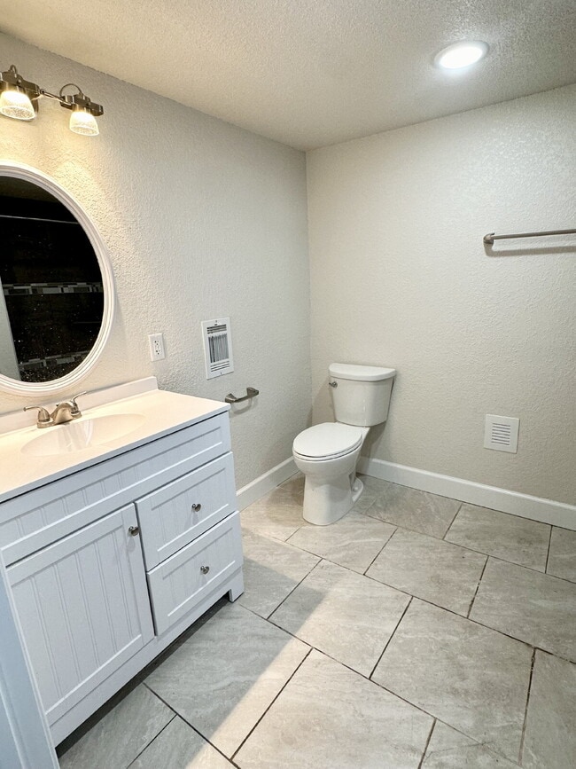 Building Photo - Renovated 1-Bedroom Apartment – Modern Tou...