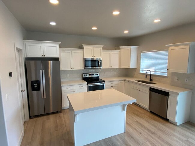 Building Photo - Beautiful House with basement apartment