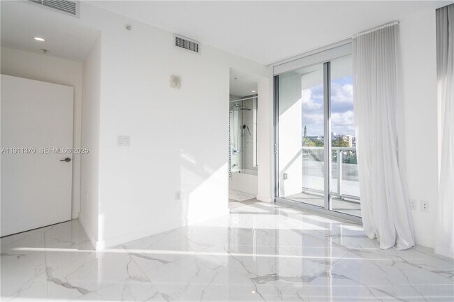 Building Photo - 8425 Crespi Blvd