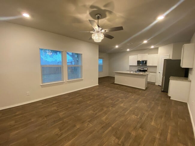 Building Photo - Beautiful 3 bed, 2.5 bath home!