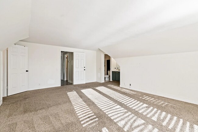 Building Photo - Beautiful 4 Bedroom Home! Pet Friendly