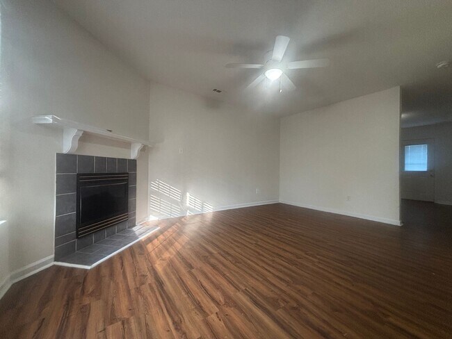 Building Photo - Pueblo Townhouse