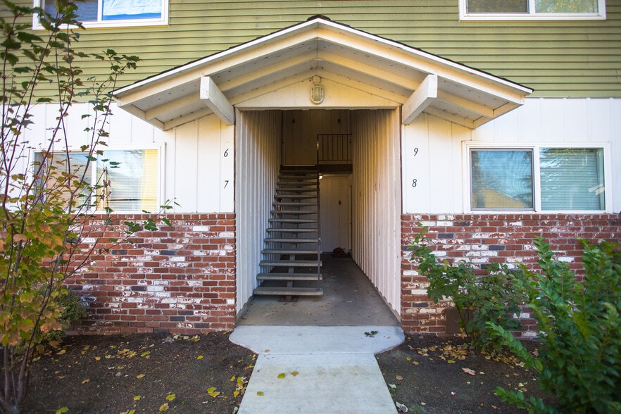 Building Photo - 414 E 9th St