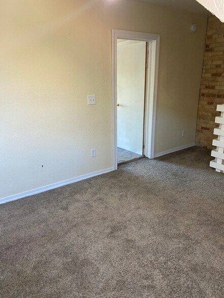 Building Photo - 1605 E 4th St