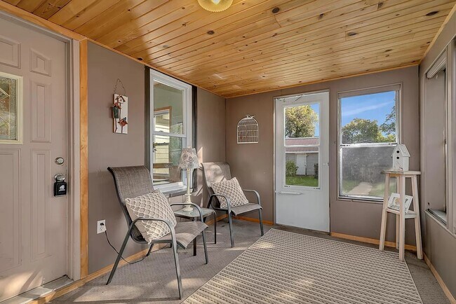 Building Photo - 320 9th Ave N