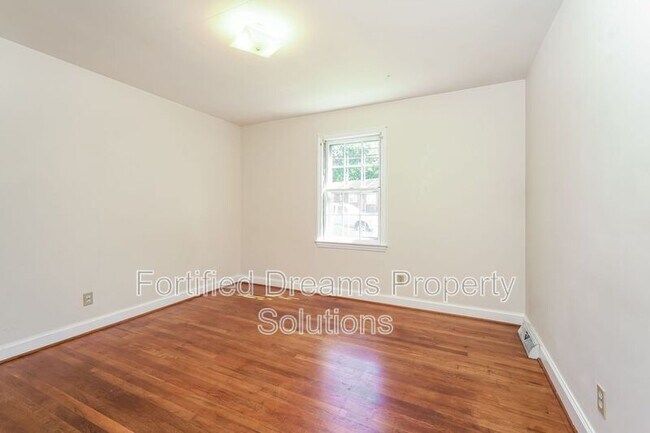 Building Photo - 901 Grayland St