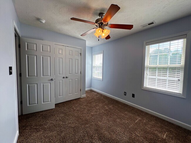 Building Photo - Overhills Creek Charmer