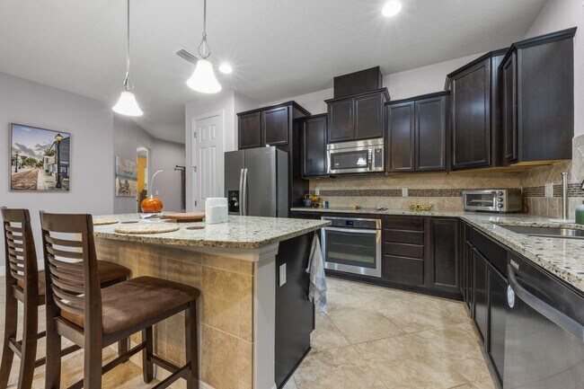 Building Photo - Beautifully Maintained home in Pool Community!