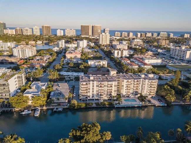 Building Photo - 9800 W Bay Harbor Dr
