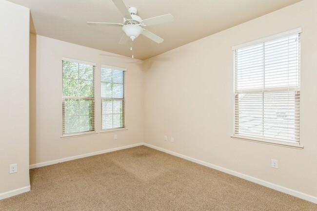 Building Photo - Gorgeous Roseville Home in Gated Community!